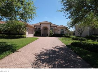 382 Saddlebrook Ln, Naples, FL 34110