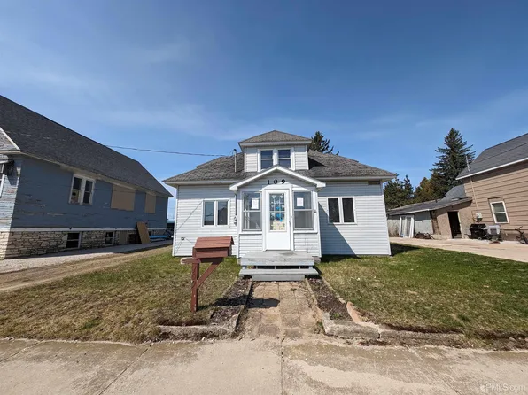 109 N 2nd St, Manistique, MI 49854