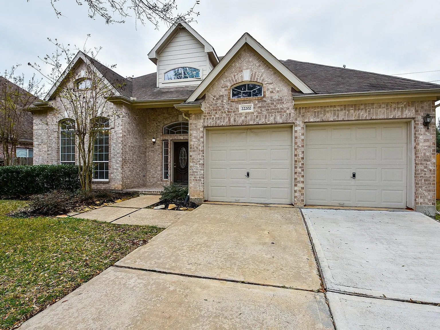 4 bed, 3.5 bath, 3335 sqft, $2,700 — Photo 2