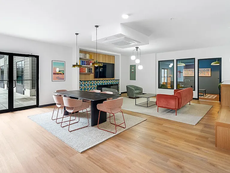 165 W 7th St #213 — Photo 36