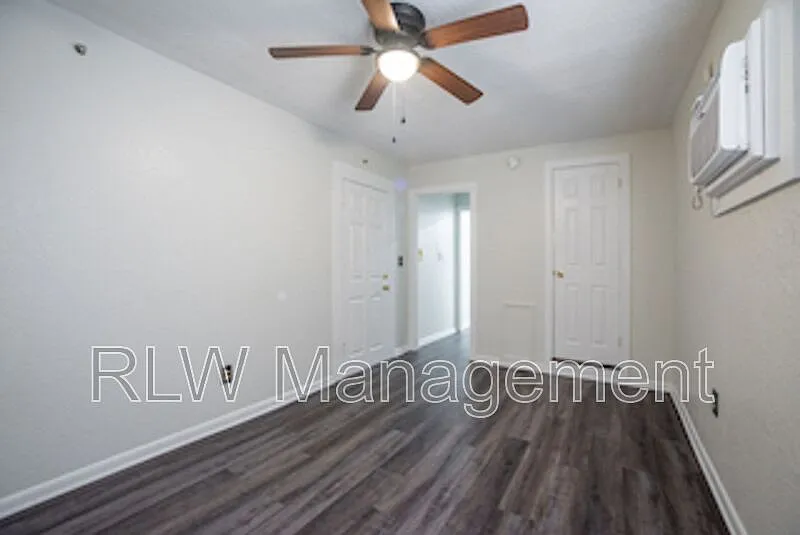 1 bed, 1.0 bath, 301 sqft, $900 — Photo 4