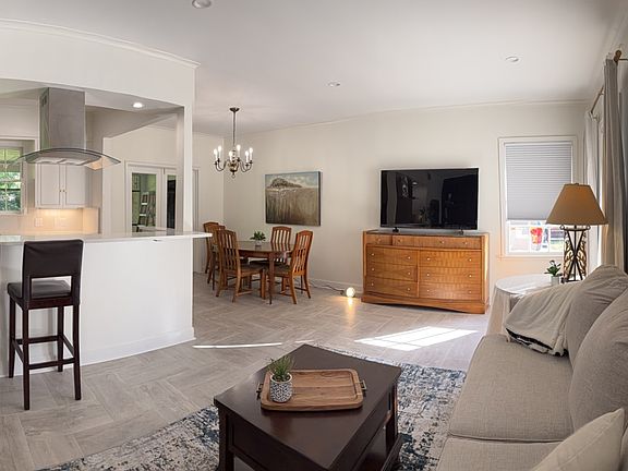 3rd image of 1410 Forsythe Ave