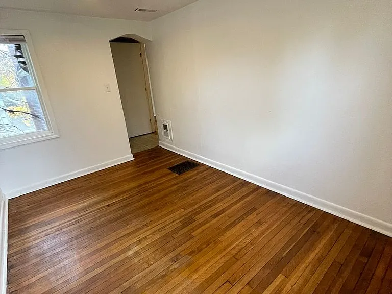 211 Ballard St — Photo 24