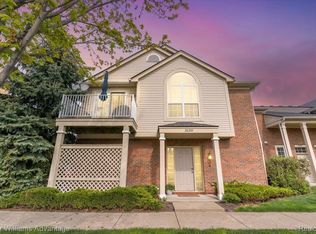 28200 Chesapeake Cir, Walled Lake, MI