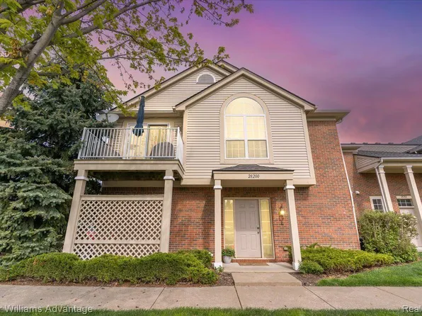 28200 Chesapeake Cir, Walled Lake, MI 48390