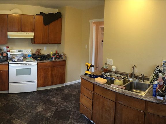 5th image of 829 Cogean Ave