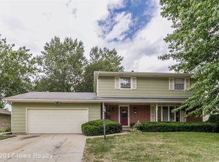 8513 NW Country Club Dr, Urbandale, IA 50322