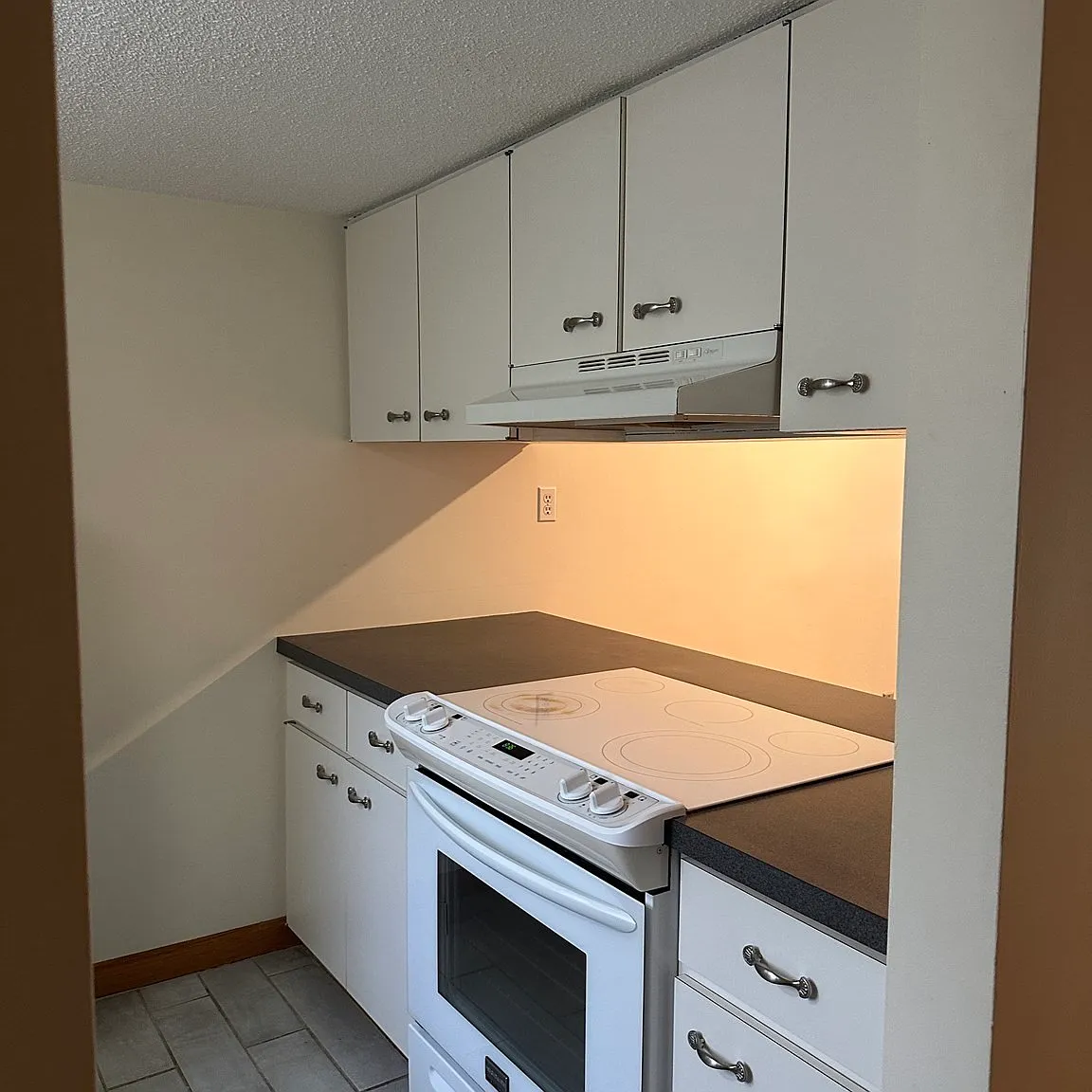 2 bed, 1.5 bath, 1074 sqft, $2,300 — Photo 3