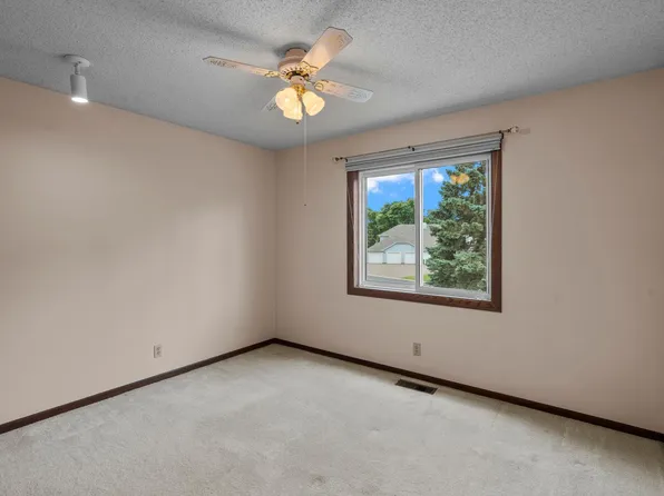977 Heritage Ct E, Vadnais Heights, MN 55127