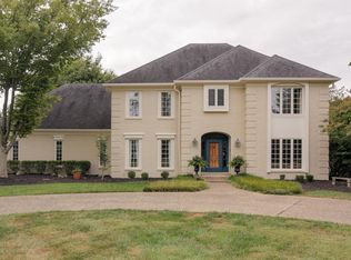 10 Indian Hills Trl, Indian Hills, KY 40207