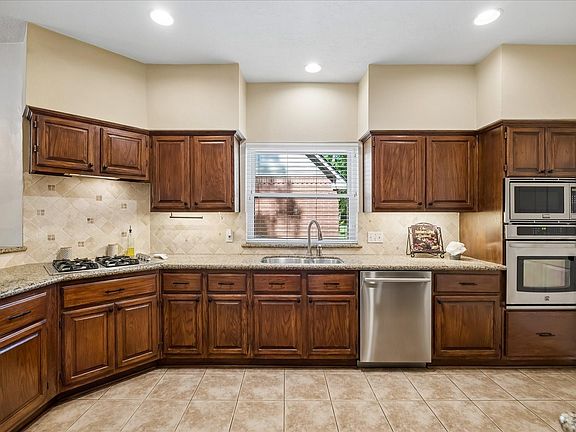4th image of 5127 Shady Maple Dr