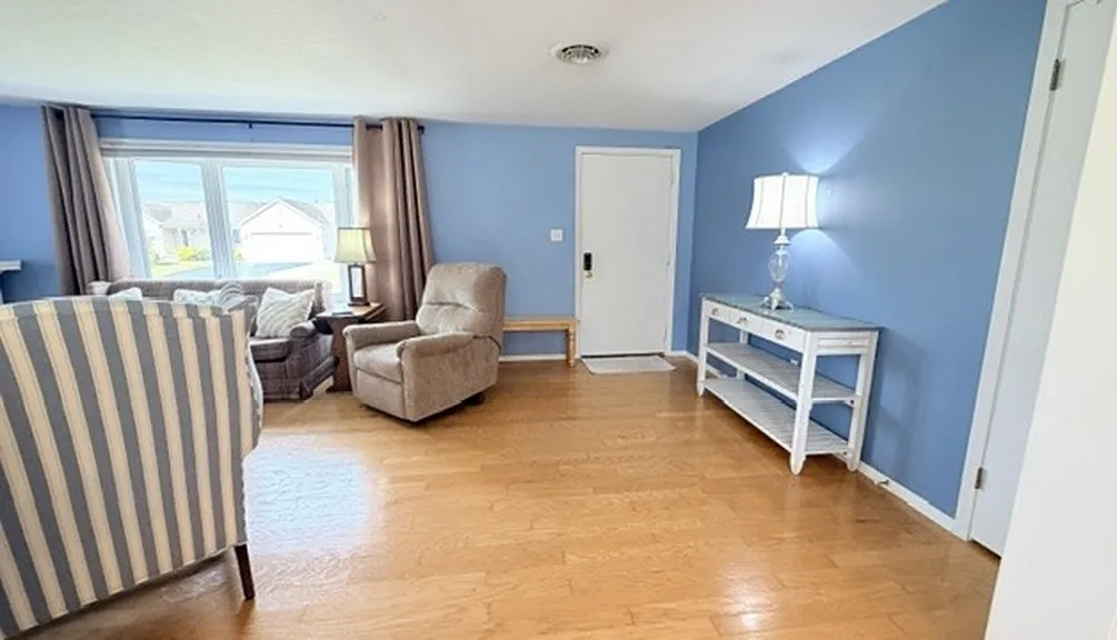 3 bed, 2.0 bath, 1300 sqft, $2,350 — Photo 2