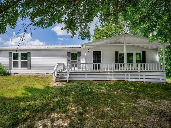 572 Lakeside Rd, Byrdstown, TN 38549