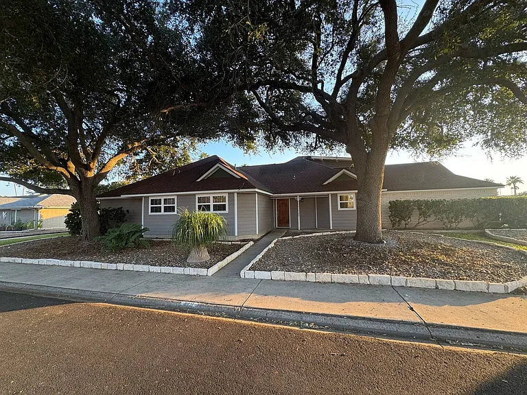 419 Country Club Dr — Photo 1