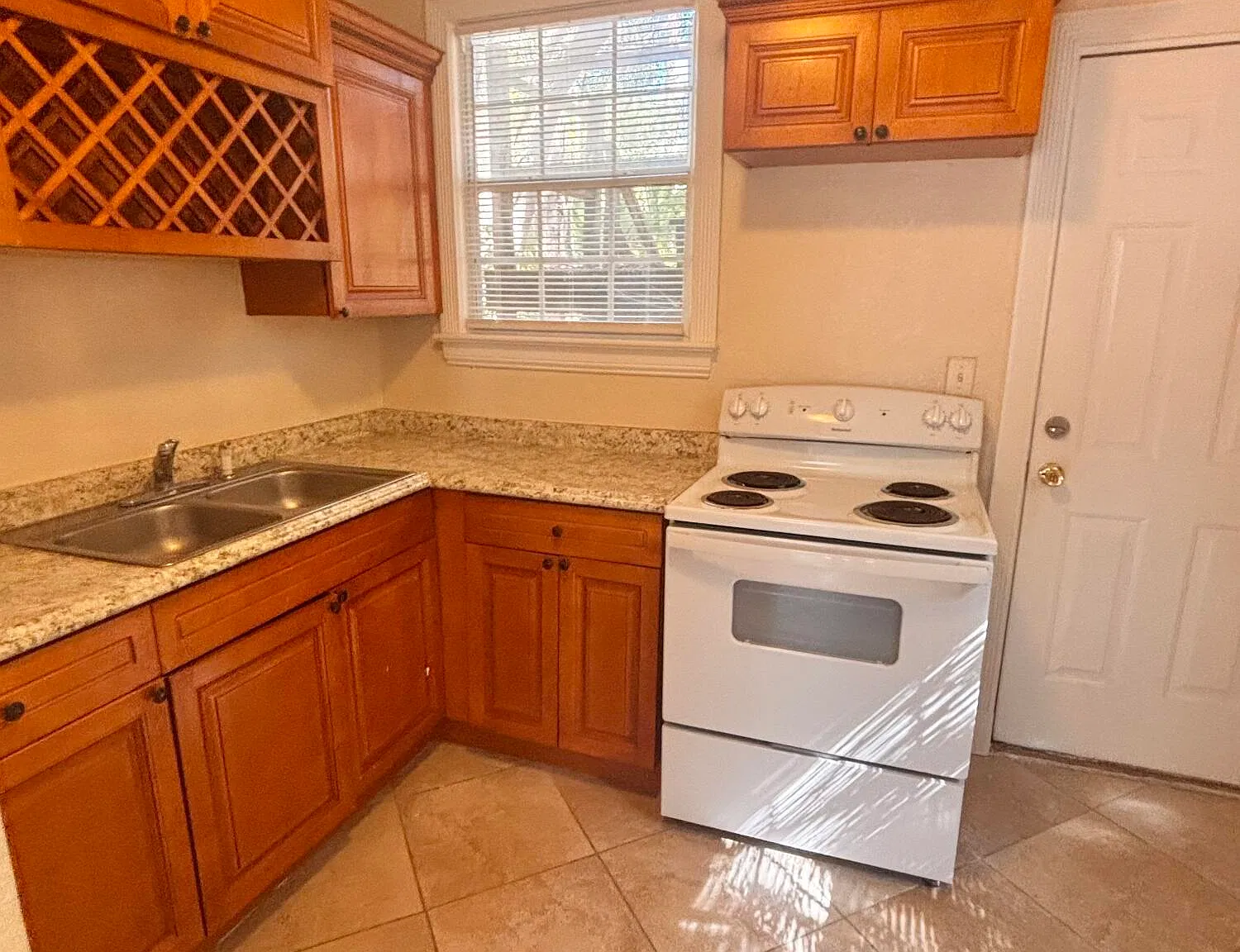 2 bed, 1.0 bath, 800 sqft, $1,095 — Photo 3