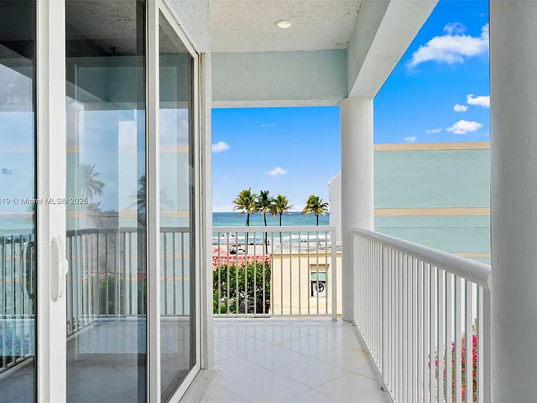 311 N Surf Rd — Photo 35