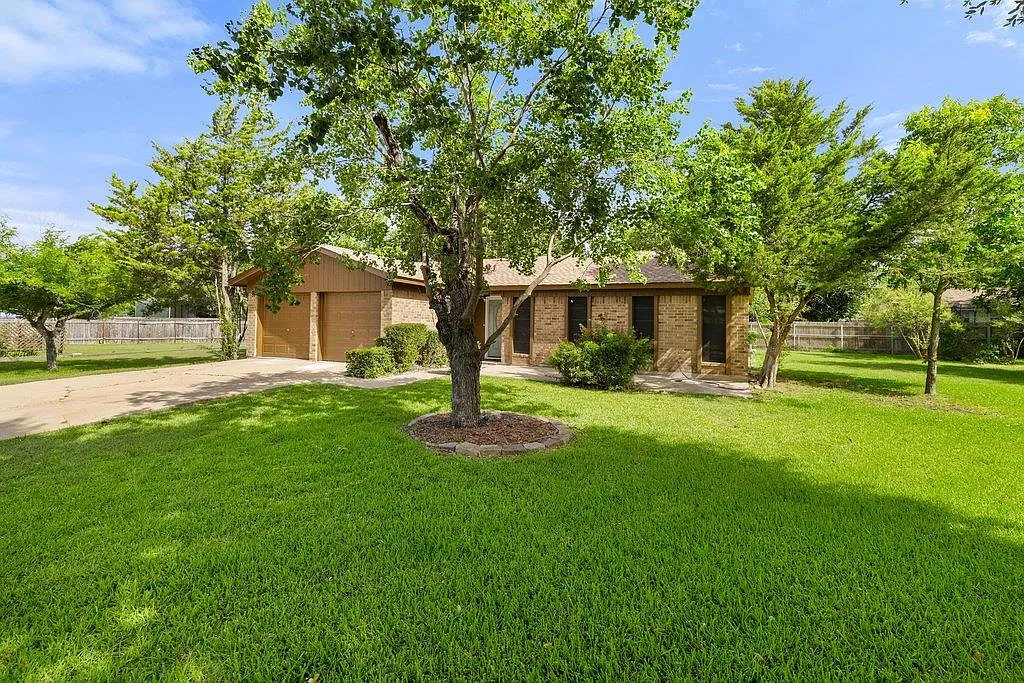 3 bed, 1.5 bath, 1226 sqft, $1,700 — Photo 4