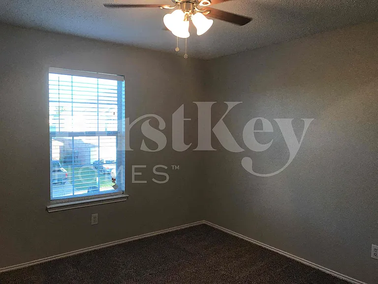 429 W Clover Park Dr — Photo 35