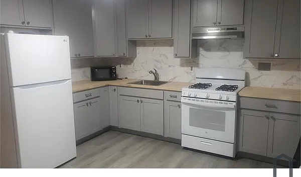 3 bed, 896 sqft, $1,300 — Photo 4