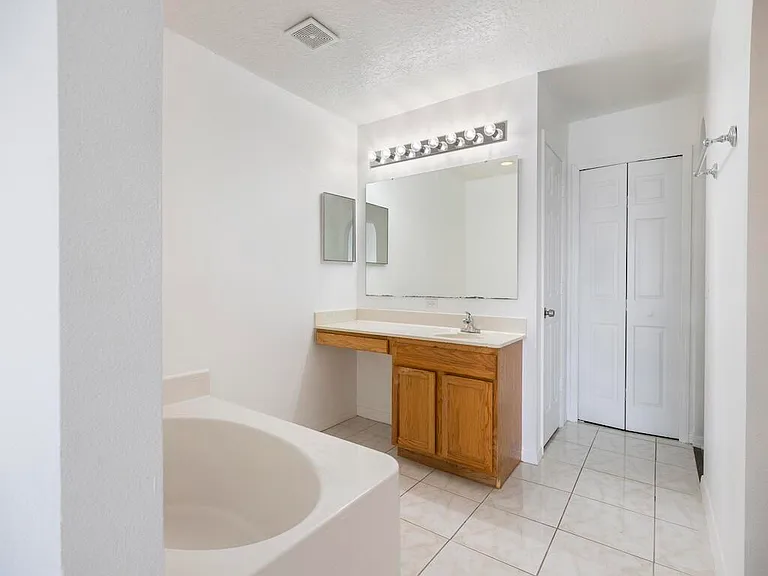 981 SW McElroy Ave — Photo 32