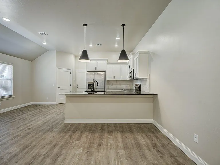 213 W Thatcher St — Photo 7