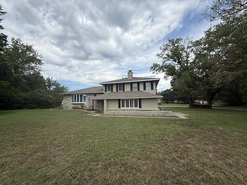3 bed, 3.0 bath, 2200 sqft, $2,500 — Photo 4