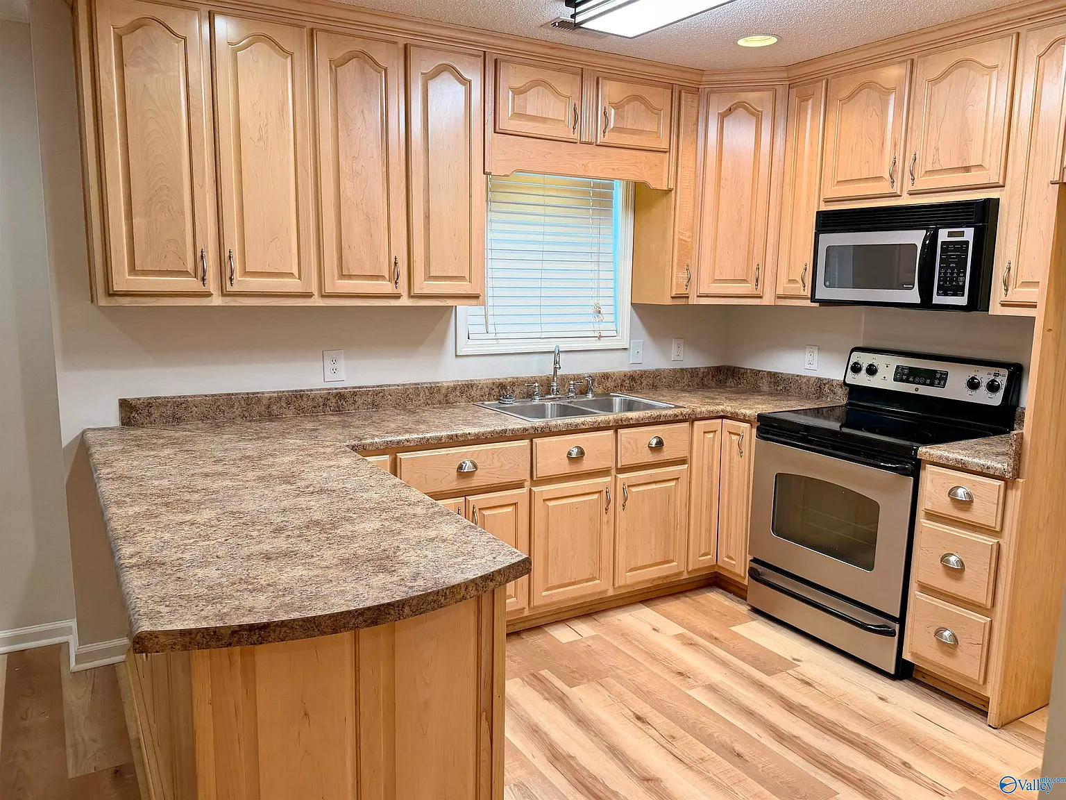 3 bed, 2.0 bath, 1265 sqft, $1,595 — Photo 3