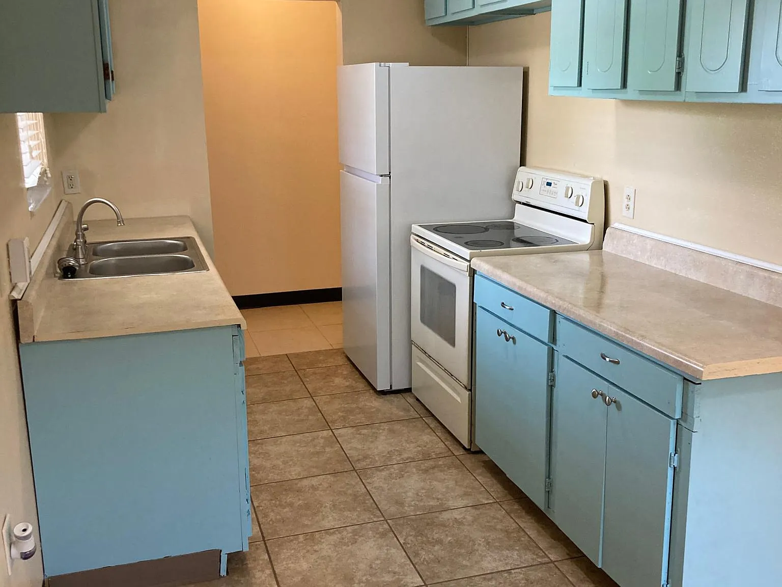 3 bed, 1184 sqft, $2,390 — Photo 2