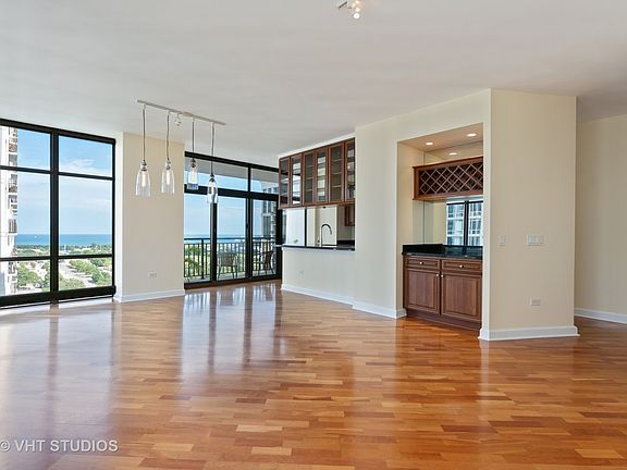 5th image of 1322 S Prairie Ave Unit 1512