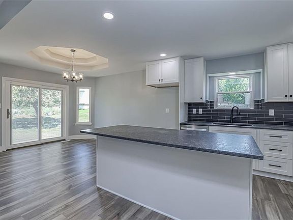 5th image of 624 SE Greenridge Ct