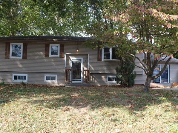 3 Country Club Ter, Lexington, MO 64067