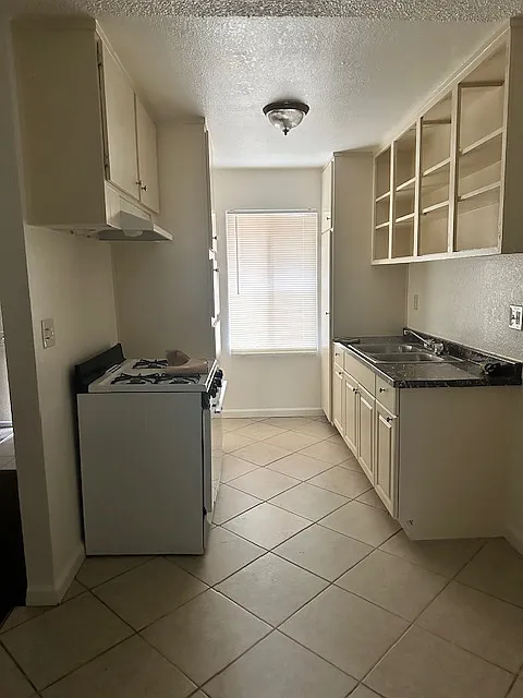 Del Rosa Palms Apartments — Photo 1