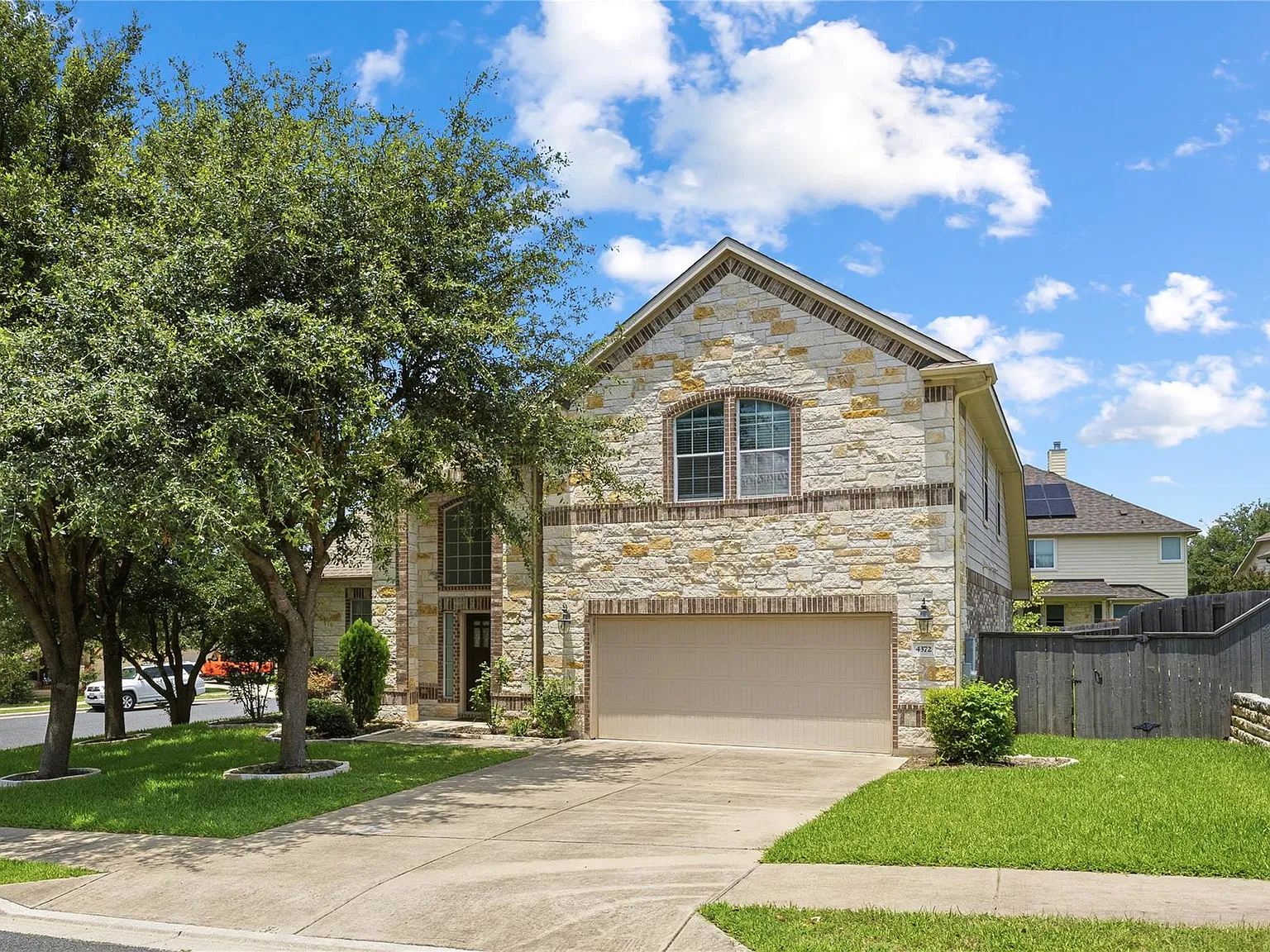 4 bed, 2.5 bath, 2909 sqft, $2,500 — Photo 2