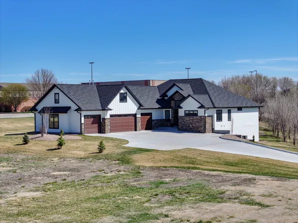 4111 10th Avenue Pl, Kearney, NE 68845