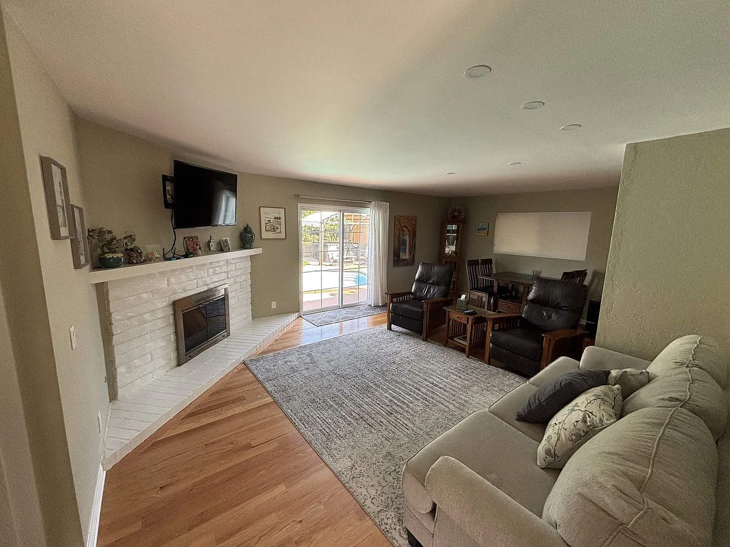 3 Bed, 2 Bath Home With Pool — Photo 4
