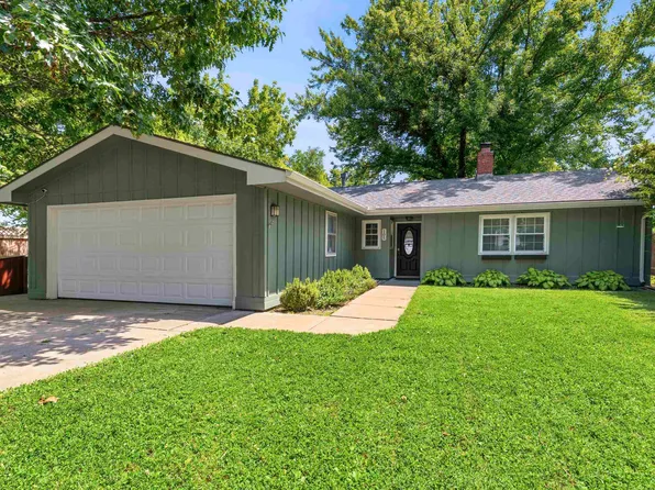 105 E 7th St, Wamego, KS 66547