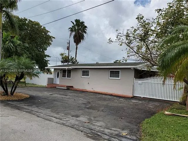 690 SW 120th Ave — Photo 2