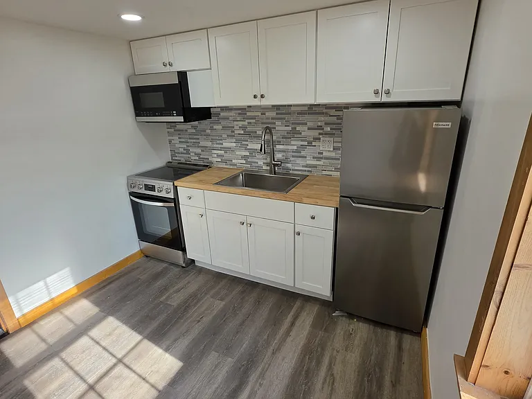 211 Main St — Photo 1