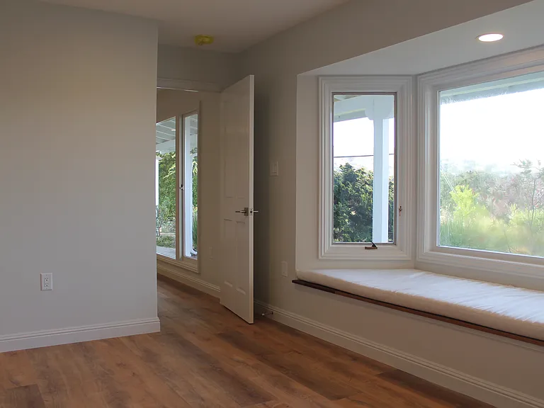 202 E Strawberry Dr — Photo 7