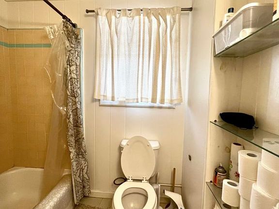 3rd image of 556 Kamoku St APT 3