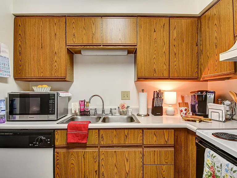 Hickory Knoll Apartments — Photo 9