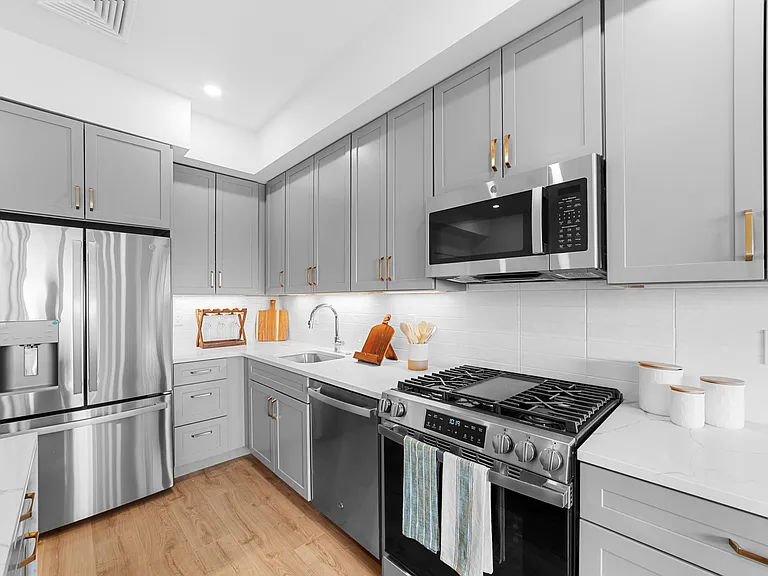 496-500 Talbot Ave #309 — Photo 8