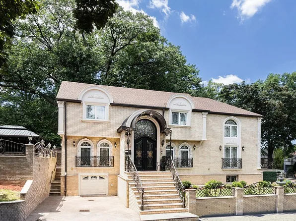 8220 141st St, Jamaica, NY 11435