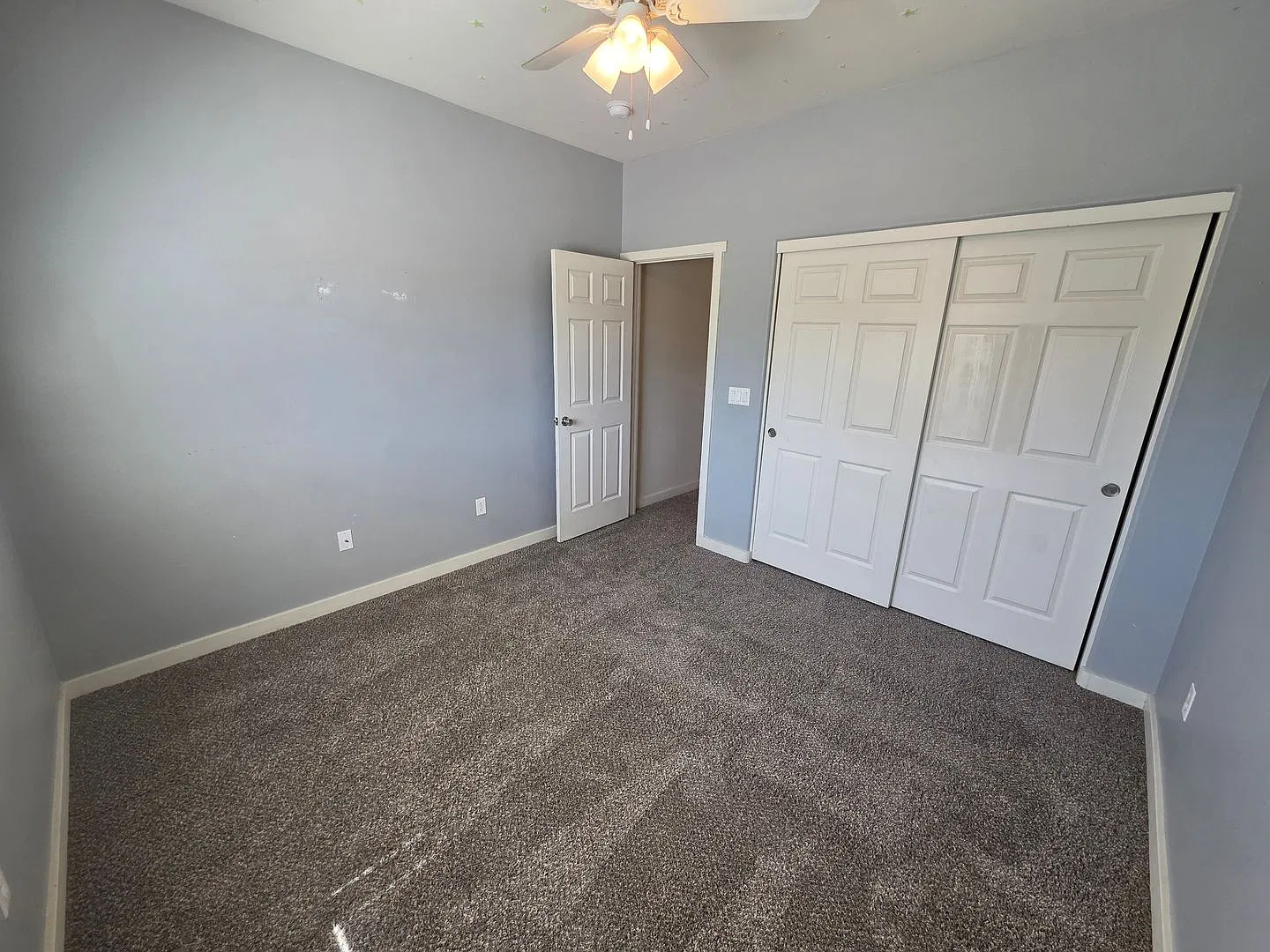 Large 3 bedroom 2 bathroom 3 car garage. — Photo 2