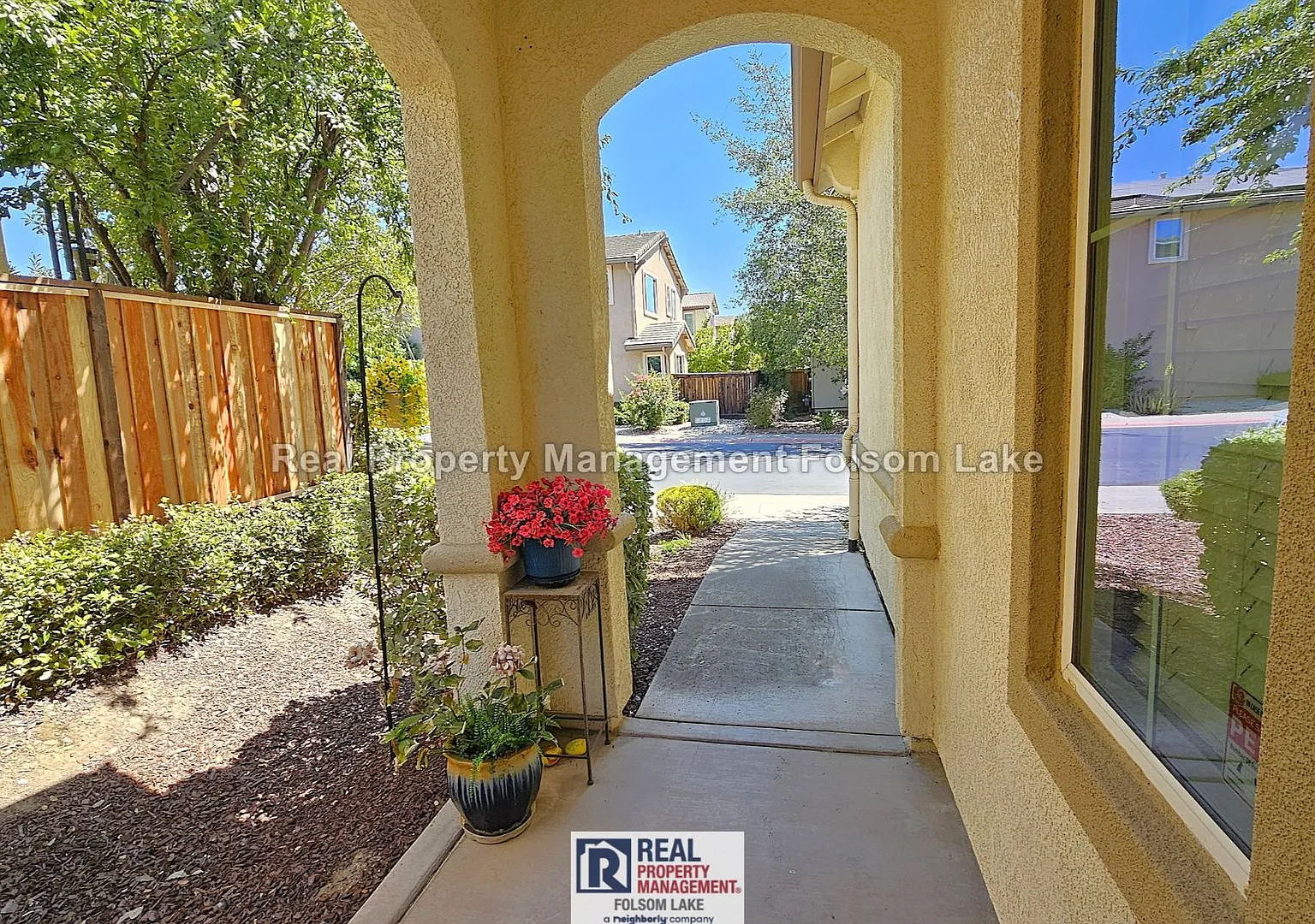 Spacious 4-Bedroom 3-bathroom Folsom Home on Quiet Court Walk to Folsom Lake — Photo 2