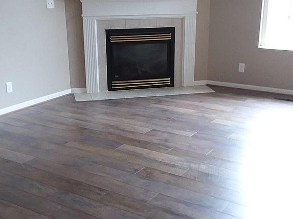 Working gas fireplace, vaulted ceiling with fan