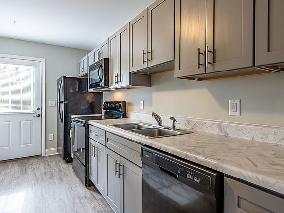 4th image of 325 Laurel Ln APT 12