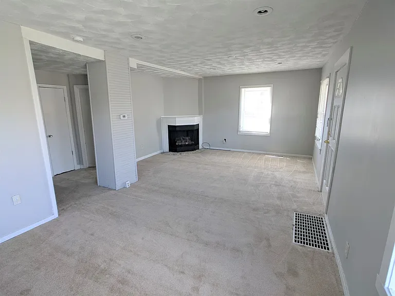 517 E Troy Ave — Photo 4