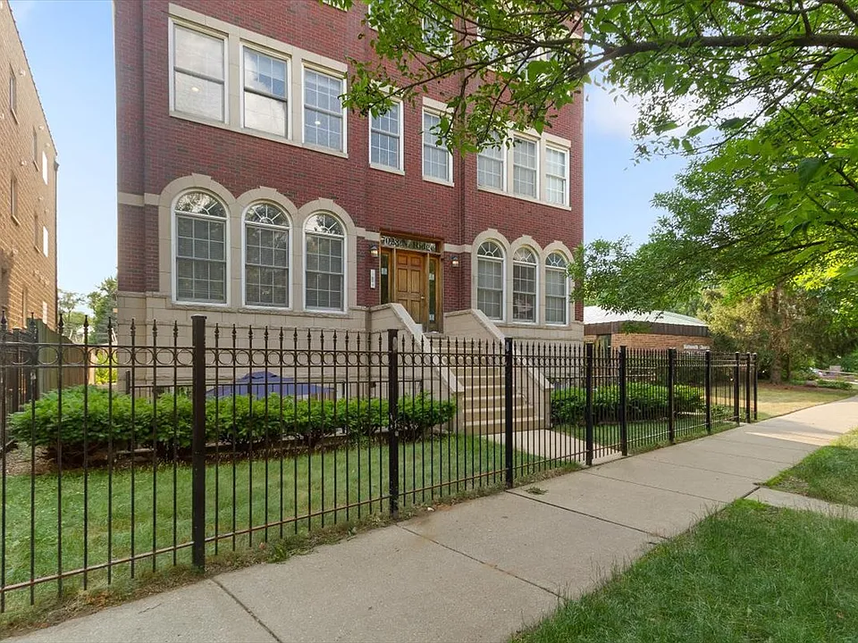 7028 N Ridge Blvd #2S