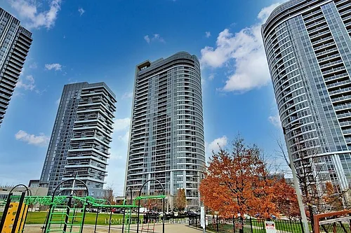 181 Village Green Sq #821 Photo 1